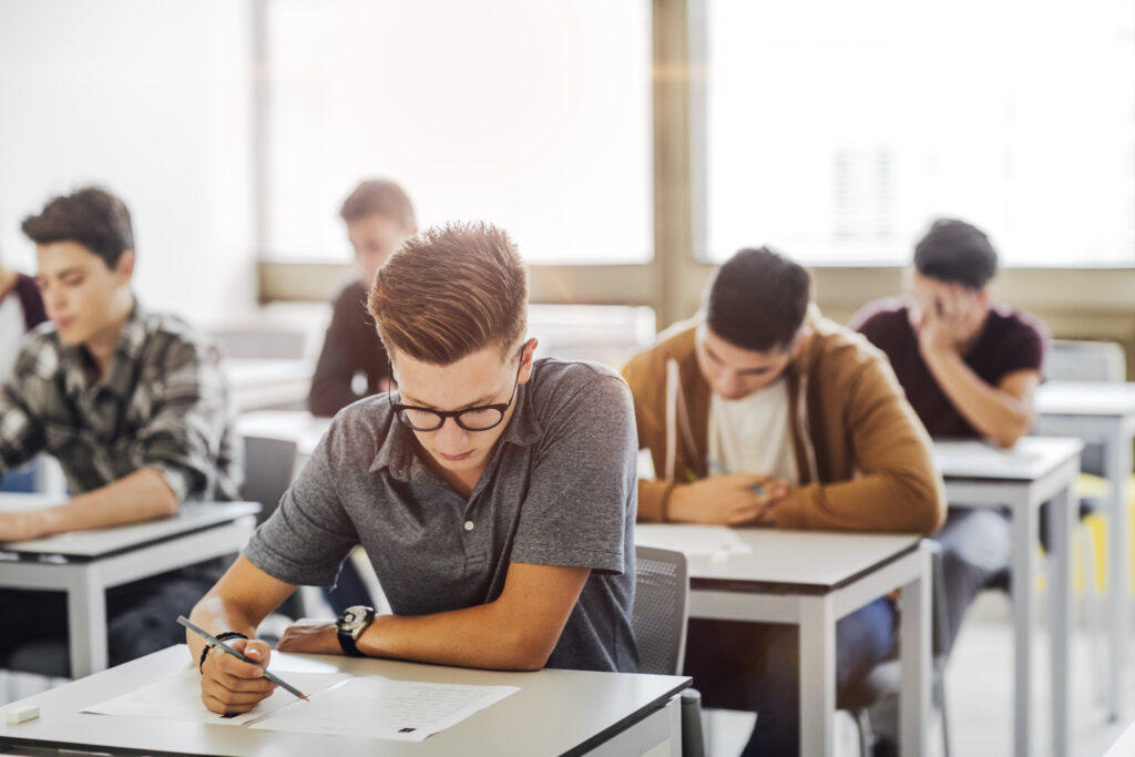 Studenti impegnati in una prova scritta in aula