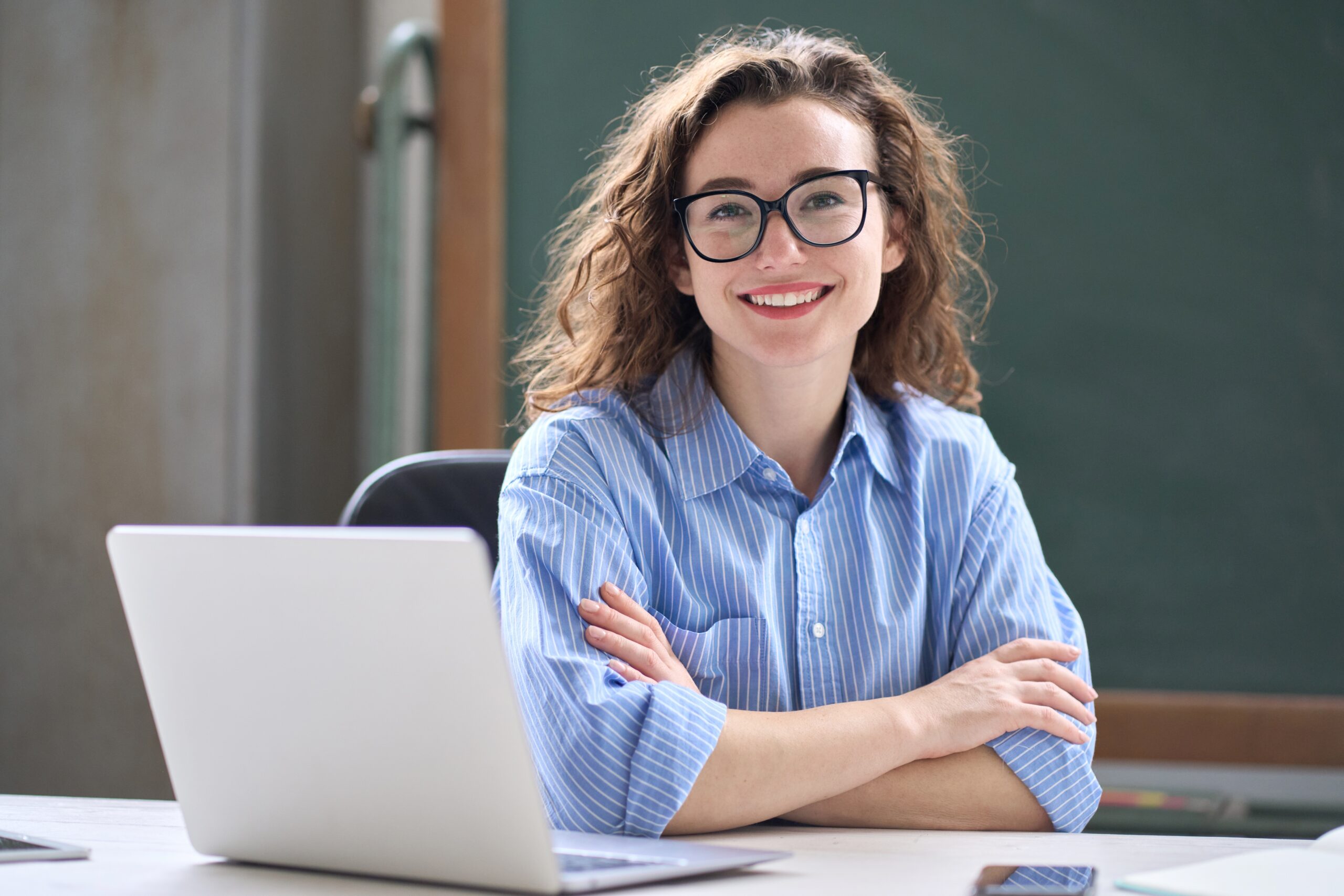 Donna con occhiali davanti a un computer portatile