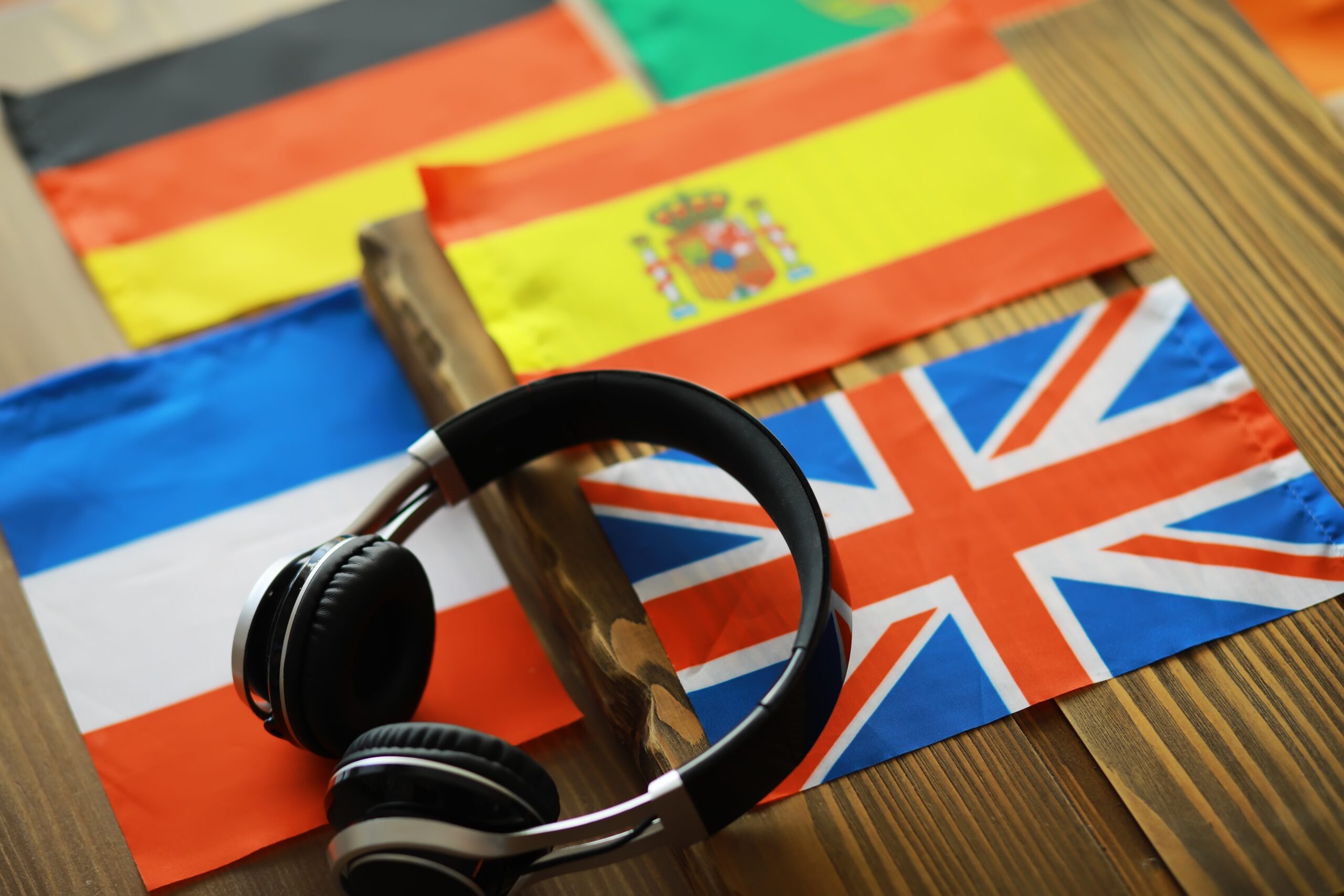 Cuffie e bandiere per lo studio delle lingue