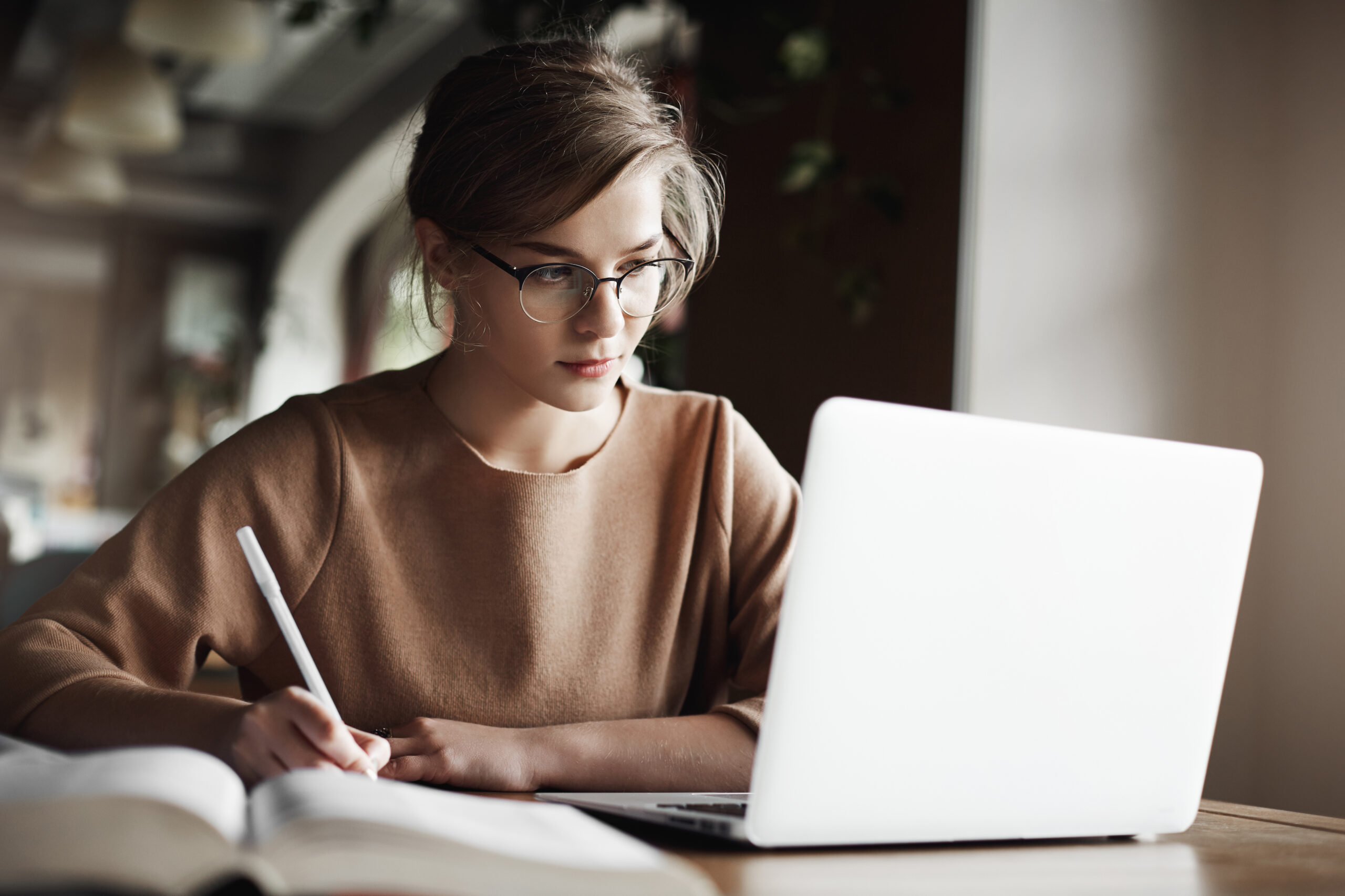 Studentessa che prende appunti davanti al computer