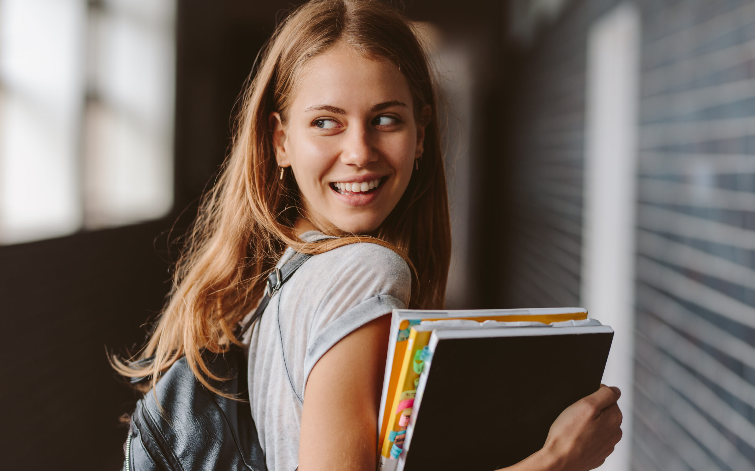 Studentessa con libri in mano