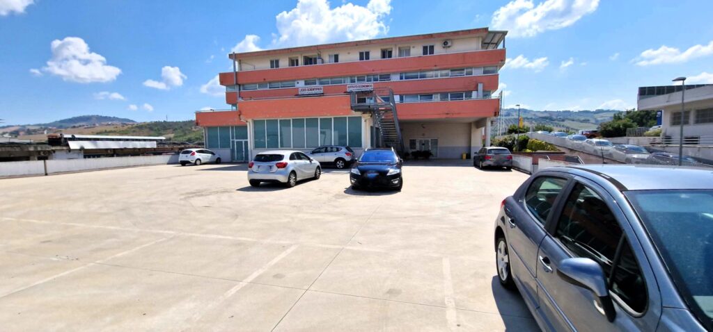 Parcheggio esterno · Archivio Cameli, 2023